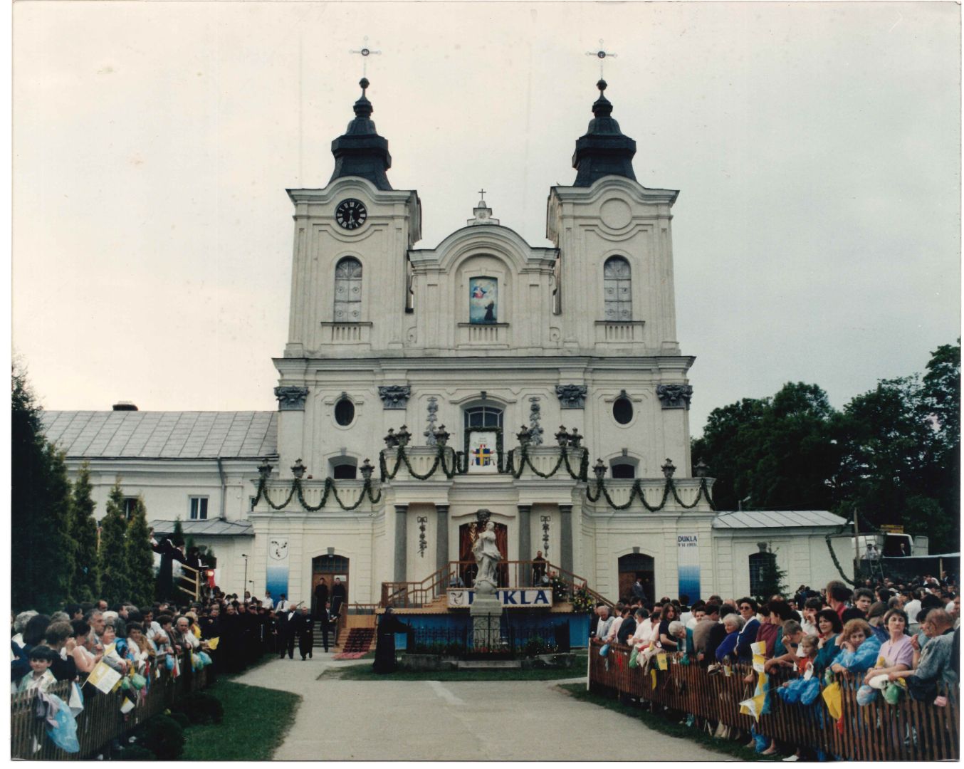 1. Kości&oacute;ł Bernardyn&oacute;w w Dukli -oczekiwanie na przyjazd Ojca Świetego Jana Pawła II 9 czerwca 1997 r.