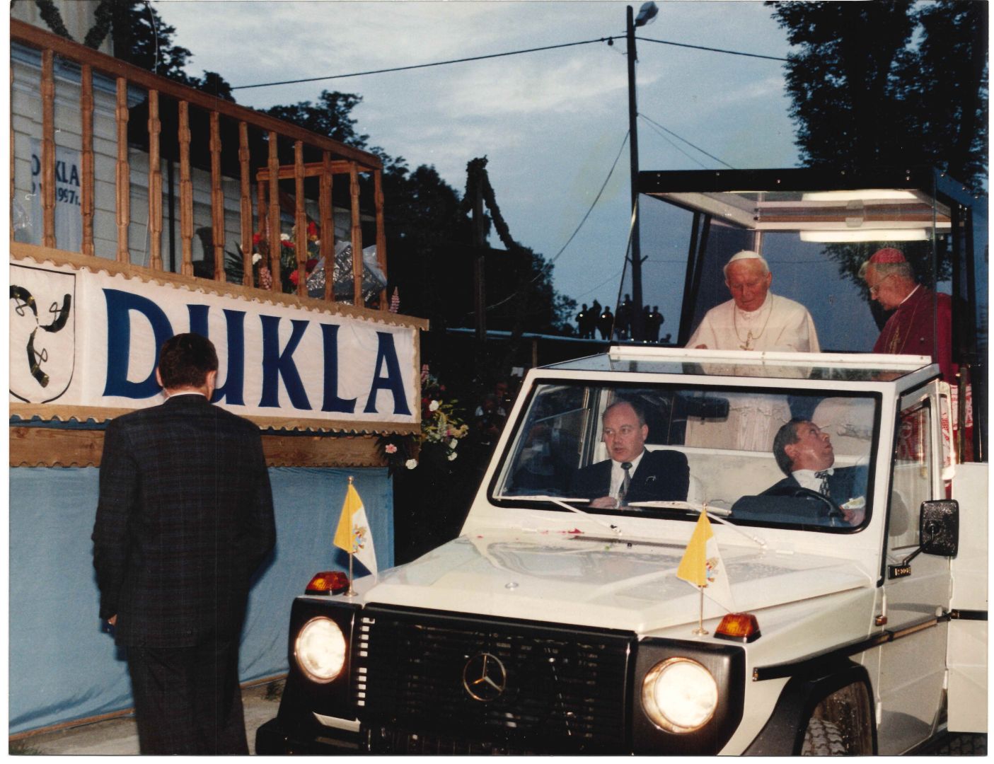 2. Ojciec Świety Jan Paweł II w towarzystwie abp. J&oacute;zefa Michalika wjeżdża pod kości&oacute;ł bernardyński w Dukli