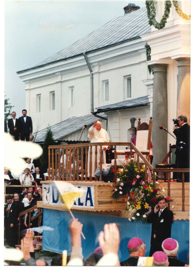 6. Jan Paweł II pozdrawia mieszkańc&oacute;w gminy Dukla i pielgrzyn&oacute;w